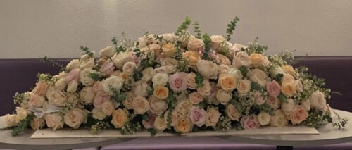 Rouwwerk kistbedekking 'only roses' VIP roses en Avalanche afbeelding 1.50m prijs op aanvraag