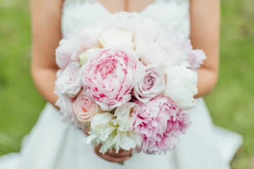 Bruidsboeket met excl. rozen en pioenrozen in zachte kleuren