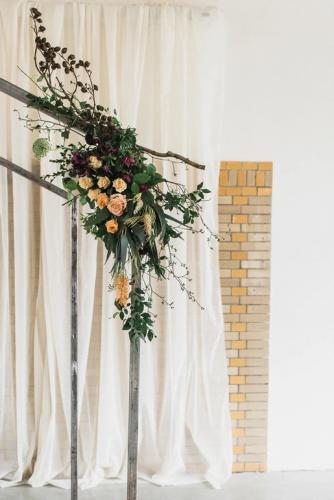 Backdrop stuk in najaarstinten afgestemd op de bloemen van de bruid